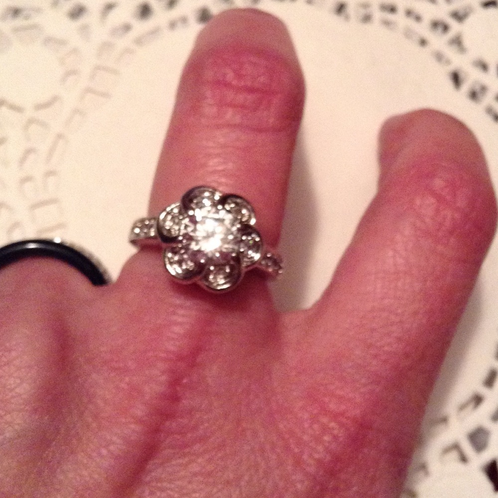 🌸💍New silver and CZ floral fashion ring